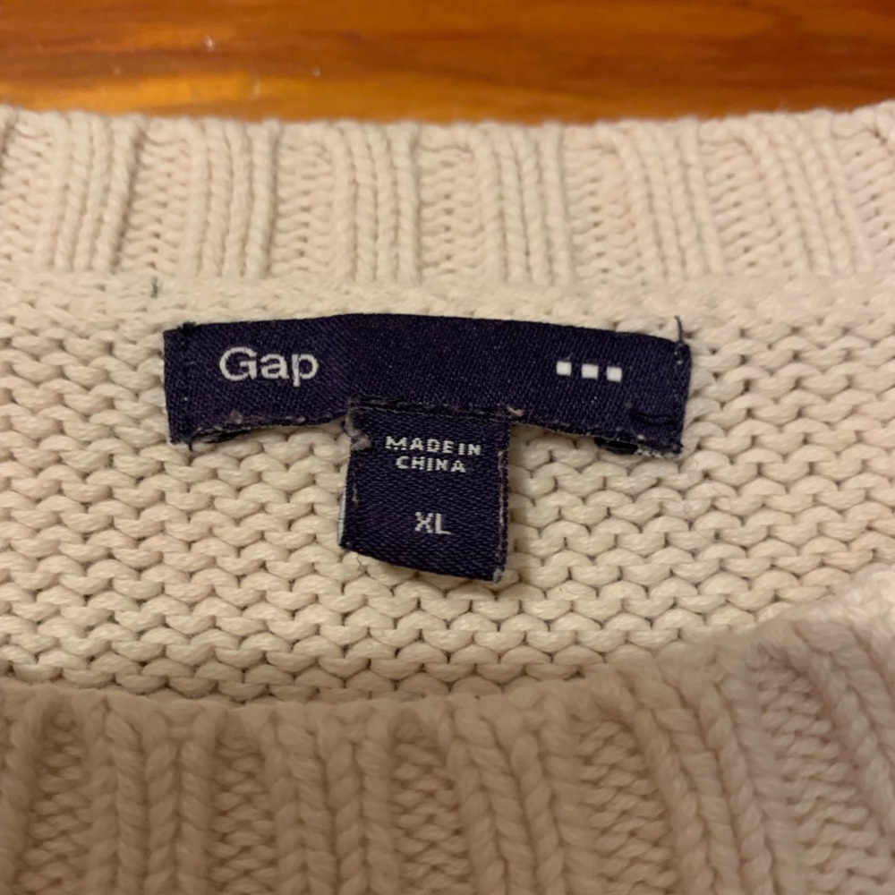 Gap sweater, worn once just doesn’t fit right. Cute and comfy!
